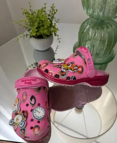 Crocs rosa Princesas Disney -acompanha 5 berloques - C10