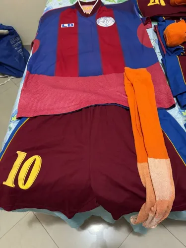 Jogo de uniforme de futebol em excelente estado