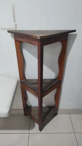 Vendo cantoneira de madeira maciça feito mão bem antigo tem 62cm por 123cm de altura leia