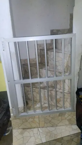 Vendo um portão de alumínio.