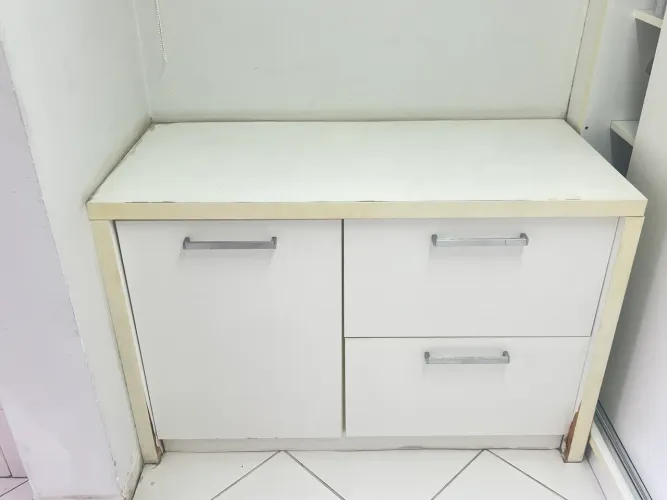 Balcão de cozinha planejado com gavetão aramado