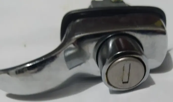 Maçaneta Capô Motor Fusca 1300/1500/1600 / Com Chave (Usado)