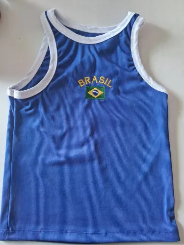 Vendo uma camisa do Brasil feminina. 