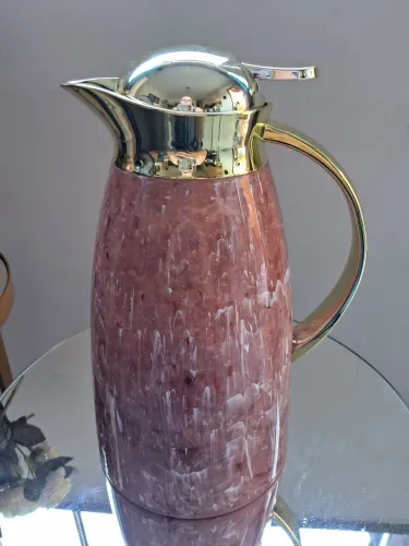Garrafa de cafe rosa com dourado nova