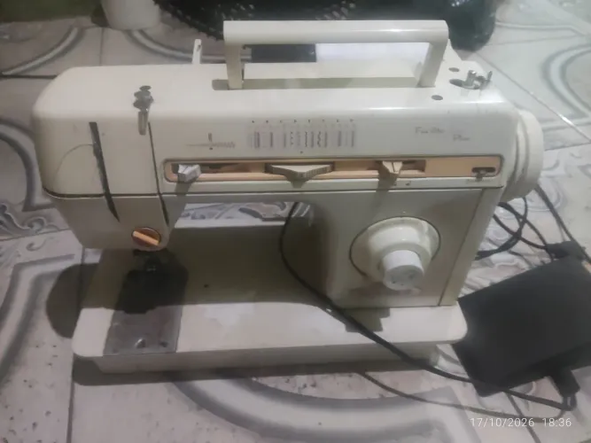 Máquina de costura singer