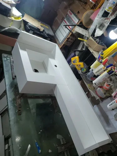 Pias em porcelanato já instalada.