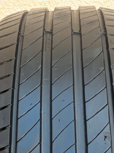 Vendo 4 pneus 185/60/15 michelin em ótimo estado