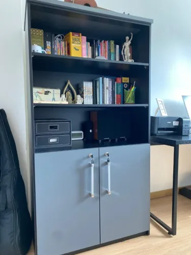 estante para livros e objetos de decoração