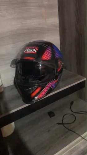 Capacete usado, bem conservado