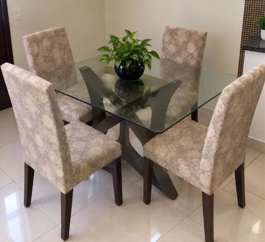 MESA COM CADEIRAS À VENDA