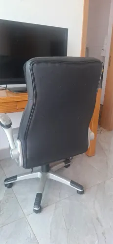 Cadeira para escritório, braços móveis. Excelente estrutura.