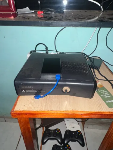 XBOX 360 Slim desbloqueado RGH, 3 controles, knect e +200 jogos