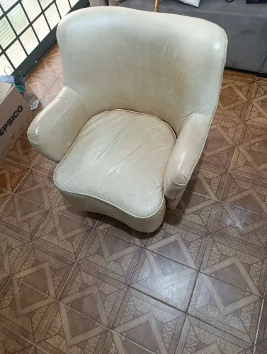 Poltrona em couro estilo colônial impecável