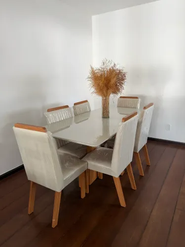 Mesa de Jantar com Tampo de Vidro + 6 Cadeiras + Jarro Decorativo