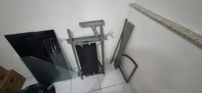 Mesa / escrivaninha metal com vidro para computador