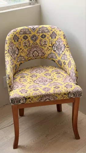 Poltrona com base de madeira