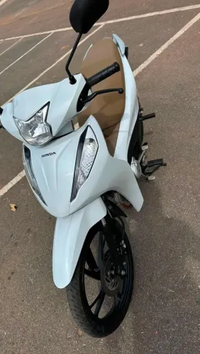 Honda biz125 branca, sem detalhes...