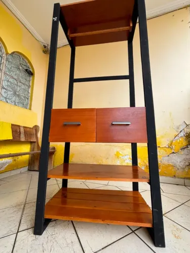 Estante ARARA toda em Madeira - Estilo Industrial | Ótimo Estado