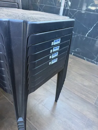 Vendo jogo de mesa de plástico de 4 cadeiras, somente 3 mês de uso.