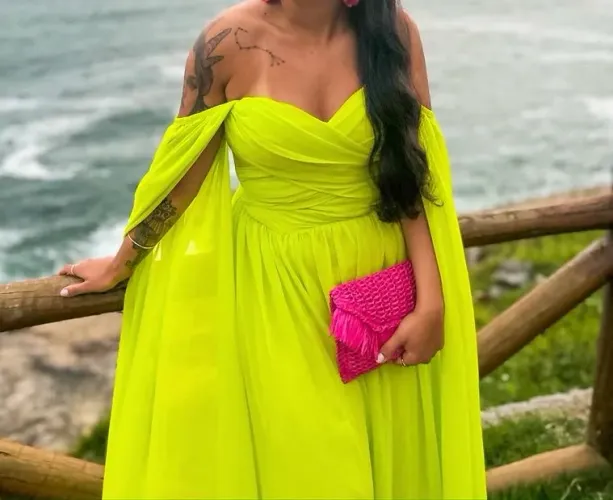 (Usado única vez e higienizado) Vestido Longo Verde Limão Tomara que Caia - Loja Majeste