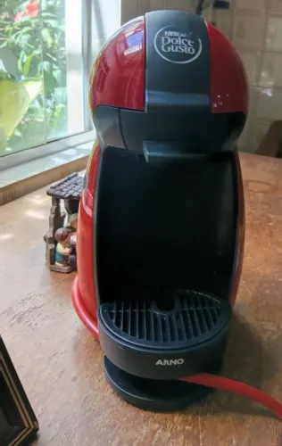 Cafeteira Expresso Arno Nescafé Dolce Gusto Piccolo vermelha