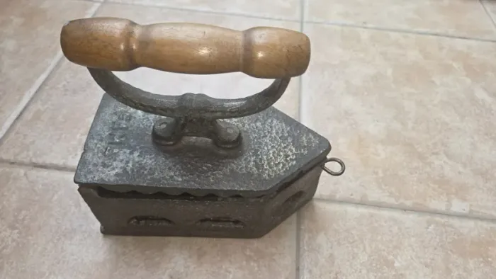 Ferro de passar roupa antigo a brasa