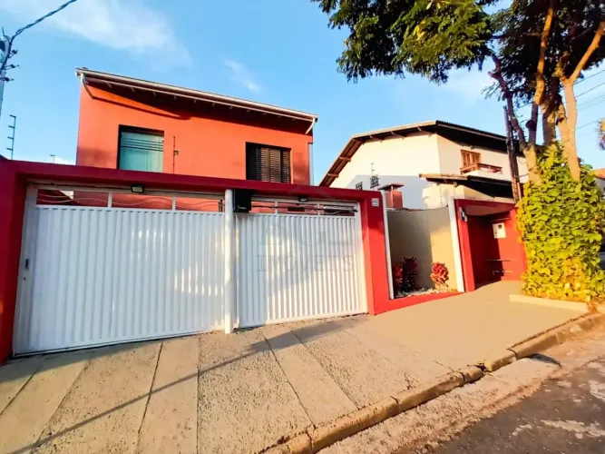 Casa à venda em bairro nobre.