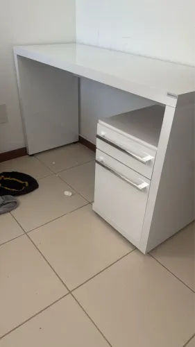 Escrivaninha com Armário - R$ 300,00