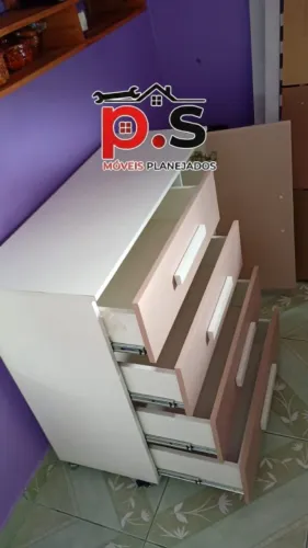 CÔMODA 4 GAVETAS + 1 PORTA *