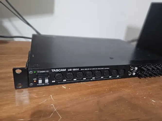 Interface de Áudio Tascam US1800