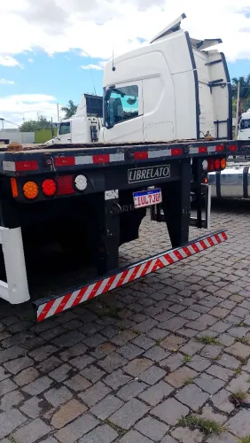 carreta graneleira e porta container