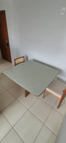 Mesa 110×110 madeira maciça e vidro
