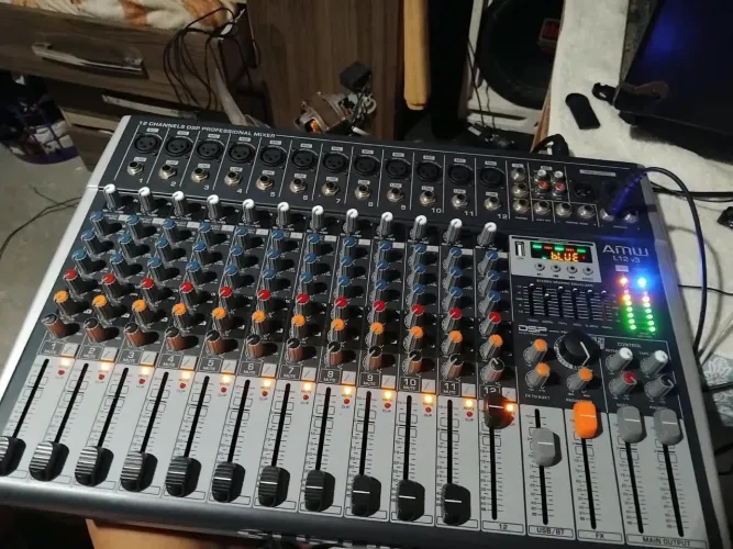 mesa de som AMW L12 v3, 12 canais.