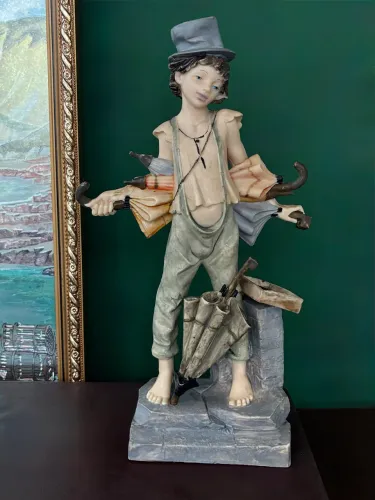 Estatueta de resina italiana consertador de guarda-chuvas