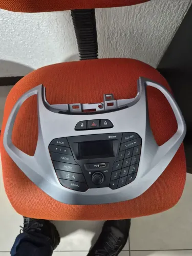 Som original ford Ka com comando de pisca, travas e com moldura