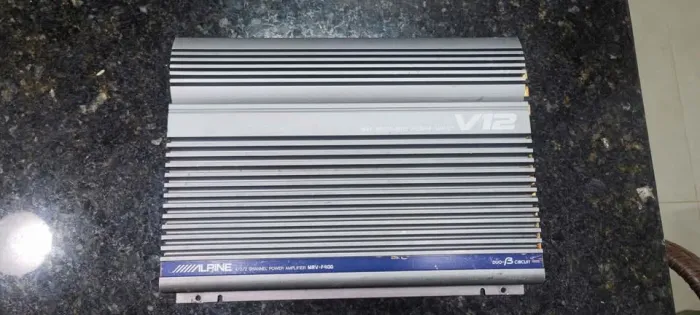 Módulo amplificador Alpine MRV-F400 "old school" da lendária série V12.