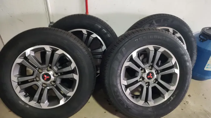 Jogo de rodas aro 18" originais Mitsubishi Triton 2022 com 4 pneus 0km sem uso