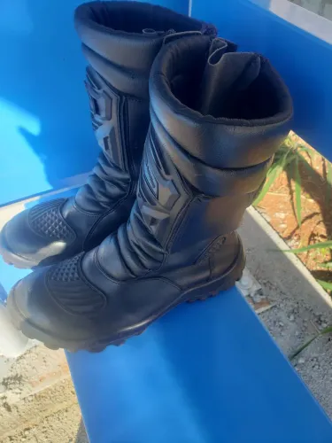 Bota motoqueiro e uso geral em ótimo estado de conservação. Leia o anúncio