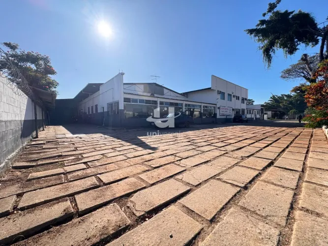 Galpão com Doca