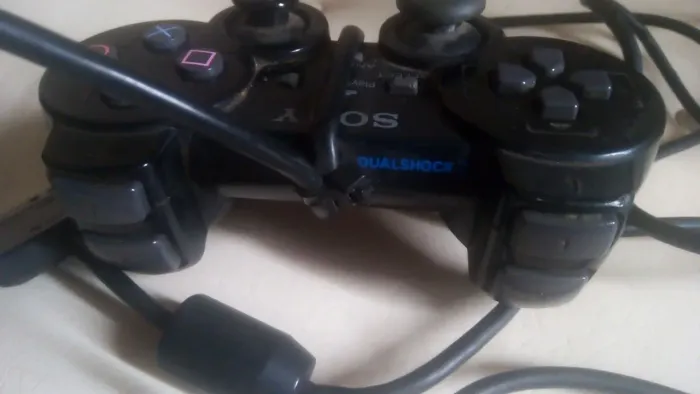 Controle para Playstation 2 série A está com o cabo dobrado o ideal é trocar