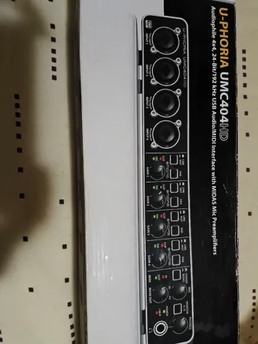 Interface de Áudio Behringer UMC404 HD + Mic Condensador