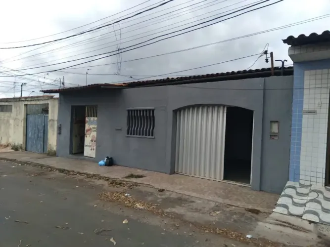 Vendo casa com 3 quartos com ponto comercial no Cohatrac - proximo ao shopping passeio