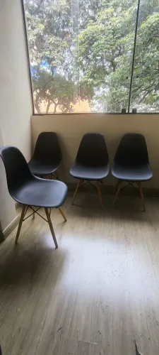Cadeira Eiffel pés palito