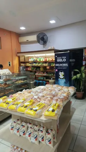 Prateleiras, freezer e balcões