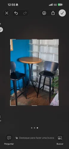Mesa bistrô, com duas banquetas em madeira