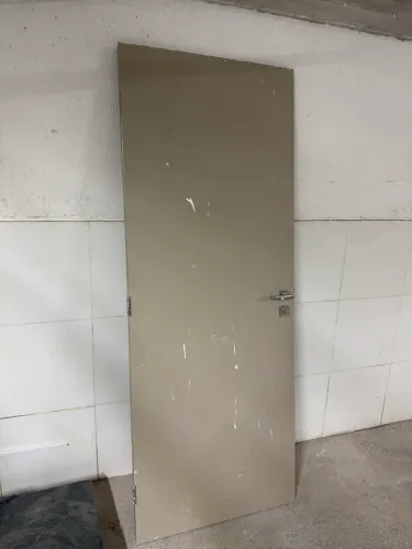 Porta de madeira com fechadura 