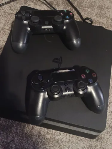 Vendo play 4 com 2 controles.