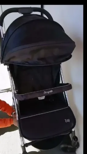 Vendo carrinho de bebê usado poucas vezes.