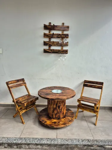 Mesa em carretel com espaço para balde de gelo, e duas cadeiras