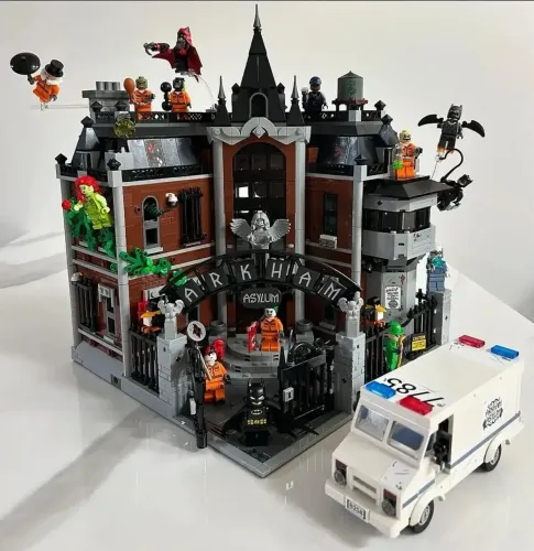 Blocos de Montar Asilo Arkham Batman - Kit Grande c/ 2953 Peças e 15 Minifiguras (Lacrado)